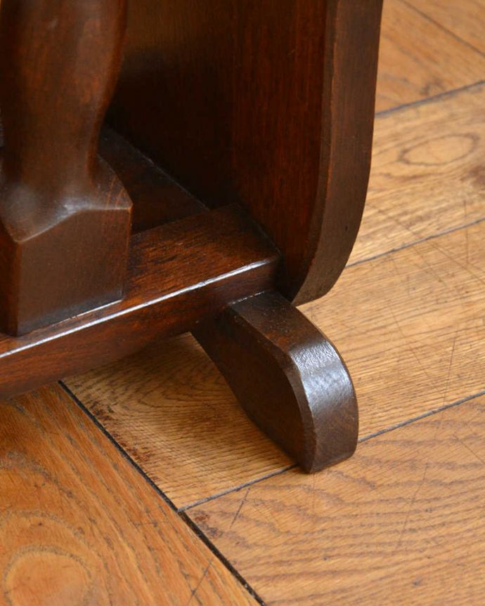 マガジンラック　アンティーク家具　フランス輸入の小さなアンティーク家具、サイドテーブルにもなるマガジンラック。持ち上げなくても移動ラクラクHandleのアンティーク家具の足の裏にはフェルトキーパーをお付けしています。(j-2272-f)