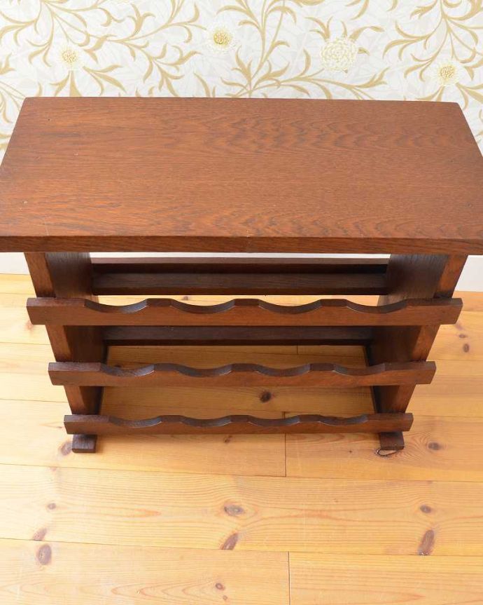 めずらしい家具　アンティーク家具　フランス輸入のオーク材、アンティーク木製ワインラック（12本用）。中はこんな感じアンティークは新品ではないので、もちろん経年変化によるキズはありますが、専門の職人が修復したのでキレイです。(j-2273-f)