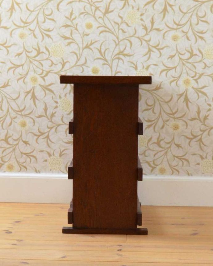 めずらしい家具　アンティーク家具　フランス輸入のオーク材、アンティーク木製ワインラック（12本用）。横から見てもキレイですもちろん、横顔だってキレイ！どこから見ても絵になります。(j-2273-f)