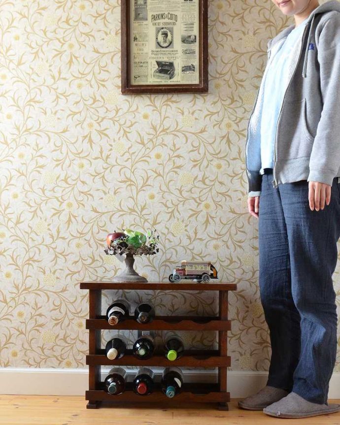 めずらしい家具　アンティーク家具　フランス輸入のオーク材、アンティーク木製ワインラック（12本用）。優雅な気分にしてくれるワインラックどこにでも置けるコンパクトサイズのワインラック。(j-2273-f)