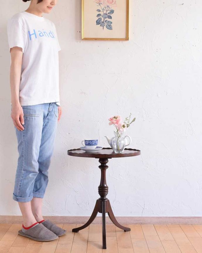 アンティークのテーブル アンティーク家具 英国アンティーク家具、高級感が感じられる天板のワインテーブル(オケージョナルテーブル)。移動もラクラク!どこでも使える小さなテーブル持ち運び便利なワインテーブル。(j-2275-f)