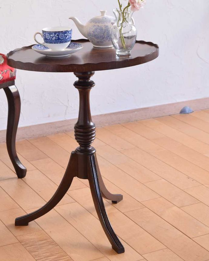 アンティークのテーブル アンティーク家具 英国アンティーク家具、高級感が感じられる天板のワインテーブル(オケージョナルテーブル)。小さくてもアンティークの気品タップリ。(j-2275-f)
