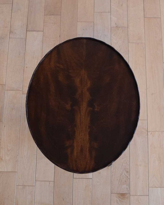 アンティークのテーブル アンティーク家具 英国アンティーク家具、高級感が感じられる天板のワインテーブル(オケージョナルテーブル)。天板を上から見ると・・・天板はこんな感じで、ちょっとしたものを乗せて使うのに便利なサイズです。(j-2275-f)