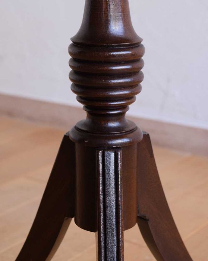 アンティークのテーブル アンティーク家具 英国アンティーク家具、高級感が感じられる天板のワインテーブル(オケージョナルテーブル)。うっとりする美しさアンティークだから手に入る美しい彫。(j-2275-f)