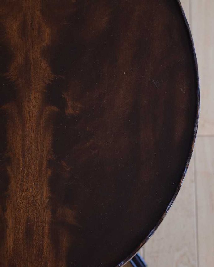 アンティークのテーブル アンティーク家具 英国アンティーク家具、高級感が感じられる天板のワインテーブル(オケージョナルテーブル)。近づいて見てみると・・・天板の周りもアンティークらしく美しいデザイン。(j-2275-f)