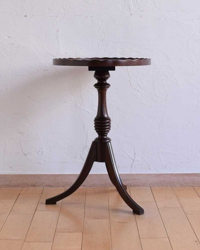 アンティークのテーブル アンティーク家具 英国アンティーク家具、高級感が感じられる天板のワインテーブル(オケージョナルテーブル)。横から見ても優雅英国アンティークらしく横顔だって美しいんです。(j-2275-f)