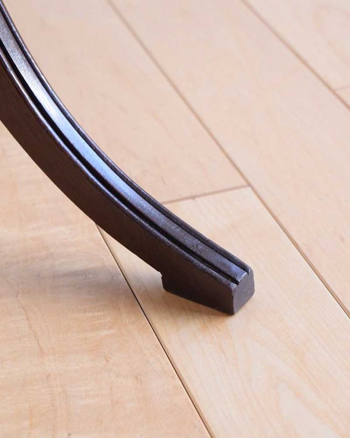 アンティークのテーブル アンティーク家具 英国アンティーク家具、高級感が感じられる天板のワインテーブル(オケージョナルテーブル)。Handleの家具の脚の裏には・・・床にキズが付かないよう脚の裏にフェルトキーパーを付けてお届けしています。(j-2275-f)