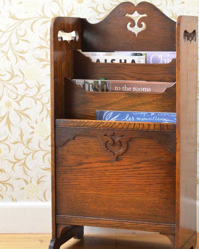 マガジンラック　アンティーク家具　英国の小さなアンティーク家具、便利な木製のマガジンラック（オーク材）。ちょっと置いておきたい…をキレイに収納新聞や雑誌など、ついついテーブルの上に置いてしまって雑多に見えるものが、コレさえあればキレイに収納出来てお部屋もスッキリ見えるんです。(j-2276-f)