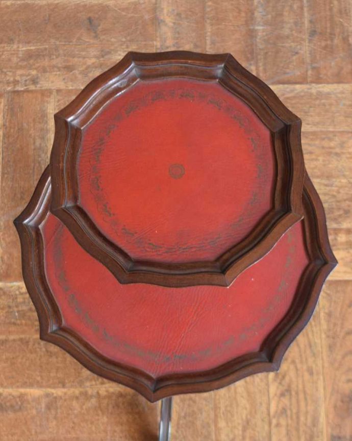 アンティークのテーブル アンティーク家具 英国で見つけたアンティークダムウェイター、2段タイプのティーテーブル。天板を上から見ると・・・天板はこんな感じで、ちょっとしたものを乗せて使うのに便利なサイズです。(j-2277-f)