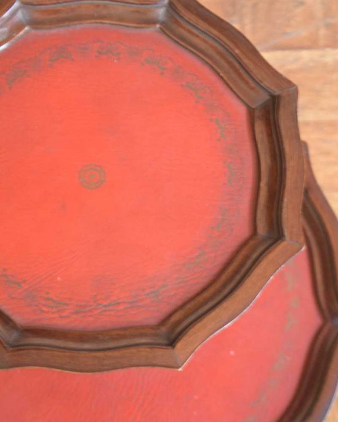 アンティークのテーブル アンティーク家具 英国で見つけたアンティークダムウェイター、2段タイプのティーテーブル。近づいて見てみると・・・天板の周りもアンティークらしく美しいデザイン。(j-2277-f)