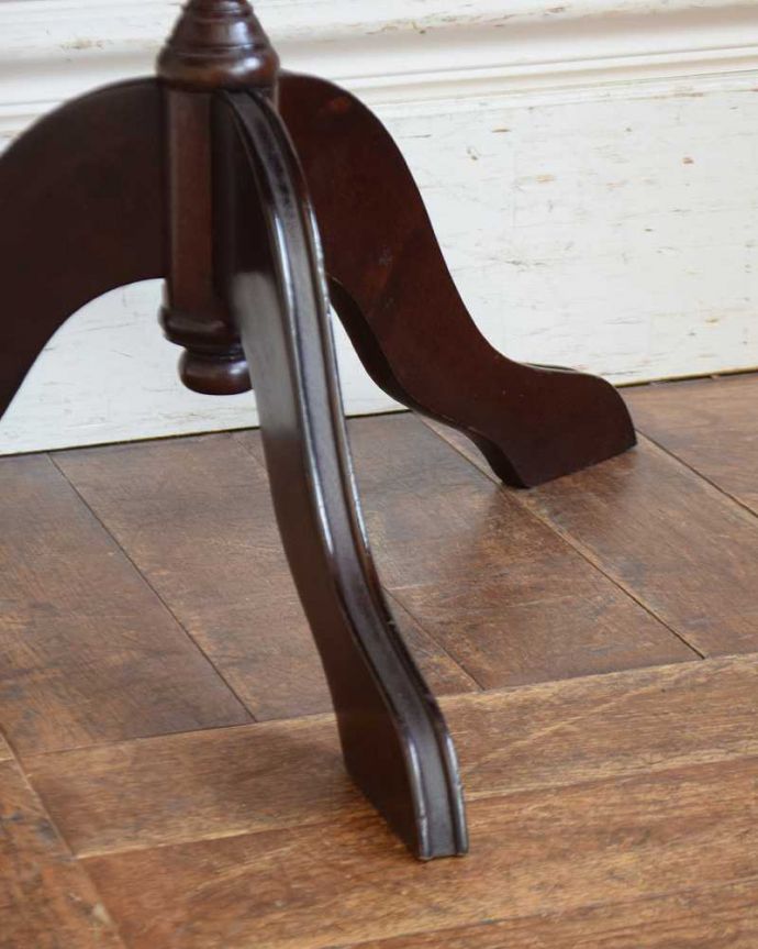 アンティークのテーブル アンティーク家具 英国で見つけたアンティークダムウェイター、2段タイプのティーテーブル。Handleの家具の脚の裏には・・・床にキズが付かないよう脚の裏にフェルトキーパーを付けてお届けしています。(j-2277-f)