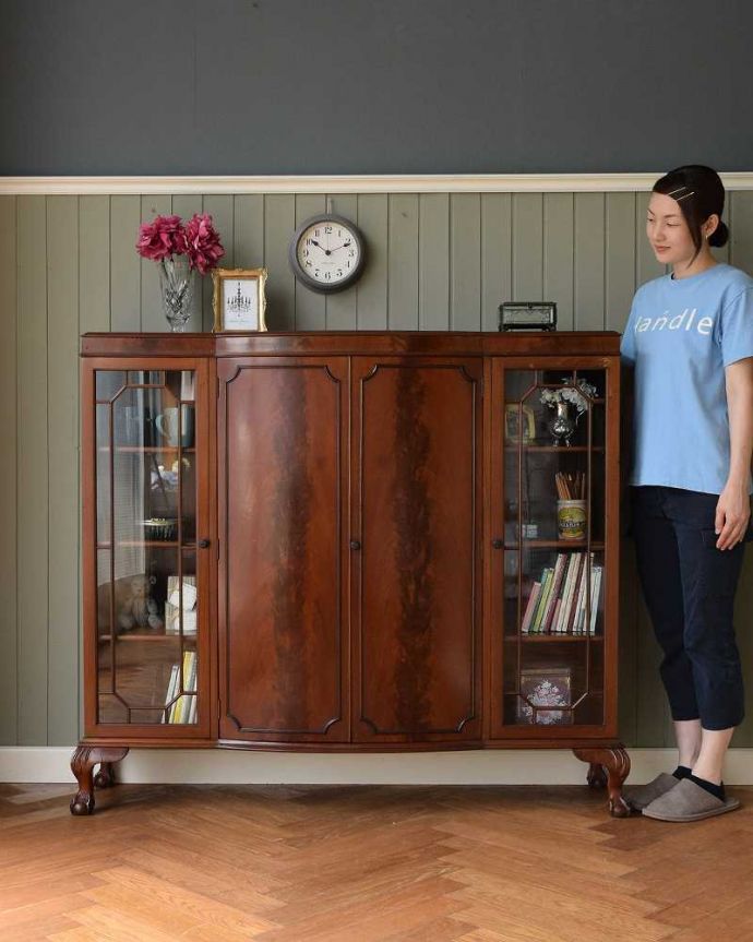 アンティークのキャビネット アンティーク家具 華やかなウォルナット材のブックケース(本棚)、英国のアンティーク家具。英国アンティークが持つ最上級の美しさをお届けします上品な木目とガラス面に描かれた優雅な木の模様が英国のアンティークらしいガラスのキャビネット。(j-2279-f)