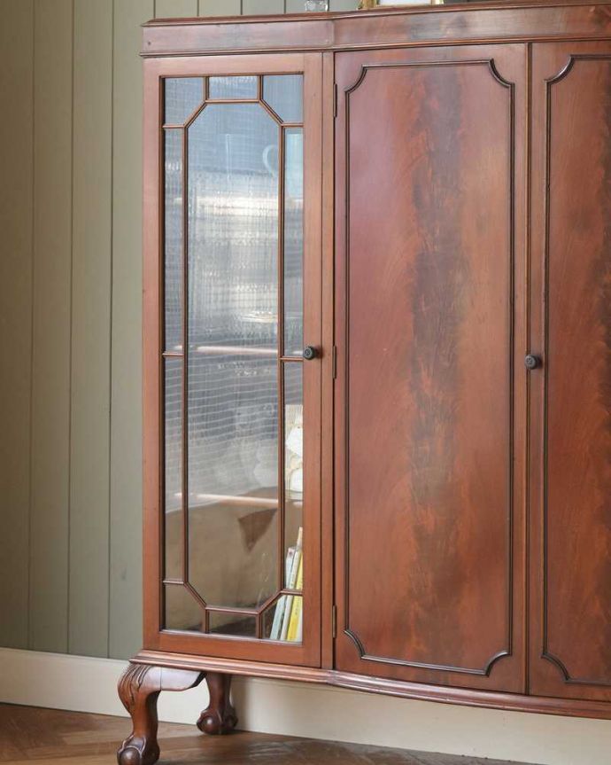 アンティークのキャビネット アンティーク家具 華やかなウォルナット材のブックケース(本棚)、英国のアンティーク家具。優雅な曲線と美しい木目がコラボしたキャビネットガラス扉と板扉、両方が使われているディスプレイキャビネット。(j-2279-f)