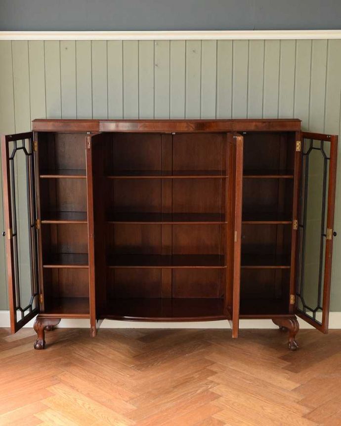 アンティークのキャビネット アンティーク家具 華やかなウォルナット材のブックケース(本棚)、英国のアンティーク家具。外観だけじゃない内側の美しさ見た目はもちろんキャビネットの中も職人が最上級のキャビネットに似合うよう最高級の技術でキレイに仕上げました。(j-2279-f)