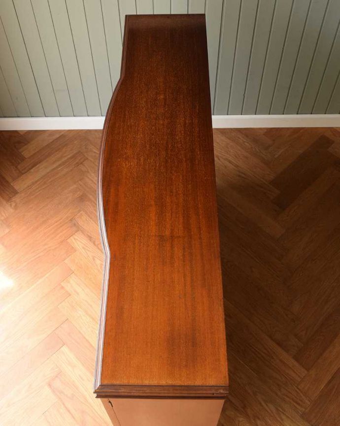 アンティークのキャビネット アンティーク家具 華やかなウォルナット材のブックケース(本棚)、英国のアンティーク家具。上から見てもキレイです。(j-2279-f)