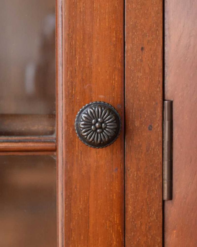 アンティークのキャビネット アンティーク家具 華やかなウォルナット材のブックケース(本棚)、英国のアンティーク家具。高級感漂うアンティークの取っ手細かい部分まで最上級の家具らしく美しい。(j-2279-f)