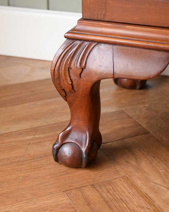 アンティークのキャビネット アンティーク家具 華やかなウォルナット材のブックケース(本棚)、英国のアンティーク家具。女性1人でもラクに運べちゃうヒミツHandleのアンティークは、脚の裏にフェルトキーパーをお付けしているので、大きな家具でも床を滑らせれば女性でも簡単に移動することが出来ます。(j-2279-f)