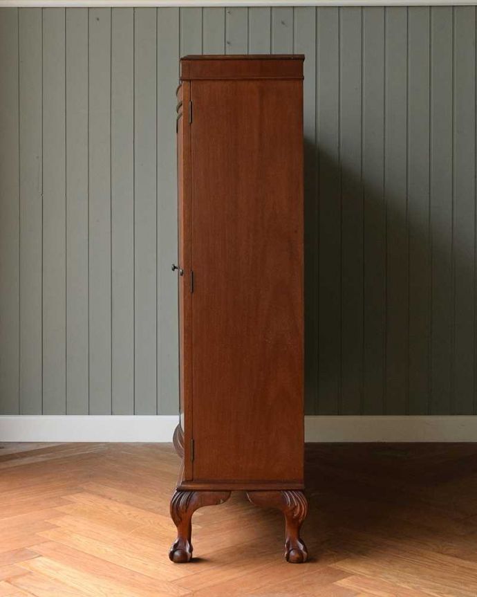 アンティークのキャビネット アンティーク家具 華やかなウォルナット材のブックケース(本棚)、英国のアンティーク家具。横から見ても素敵なんですもちろん横もキレイに仕上げていますので、どこから見ても美しいです。(j-2279-f)