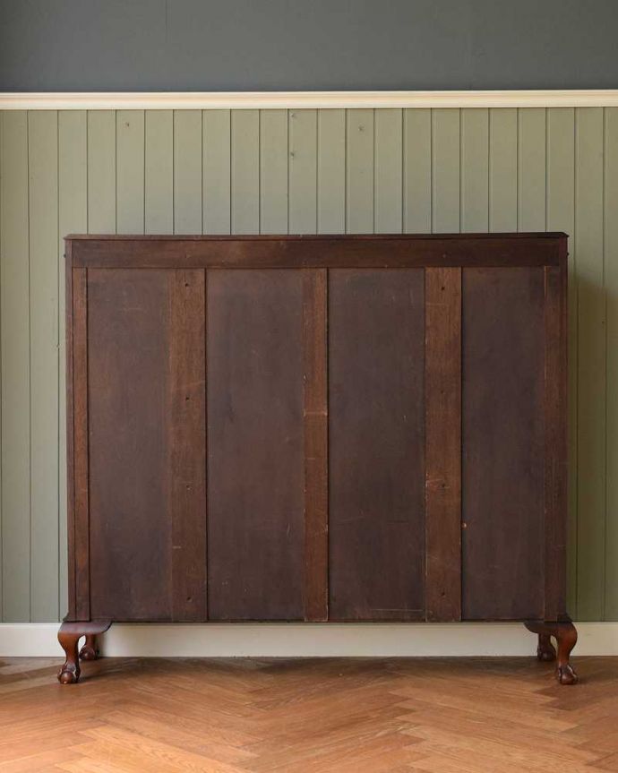 アンティークのキャビネット アンティーク家具 華やかなウォルナット材のブックケース(本棚)、英国のアンティーク家具。後ろ姿もキレイなんですアンティークは新品ではないので、経年変化によるキズはありますが、専門の職人がキレイにお直しをしているので、後姿にも自信があります。(j-2279-f)