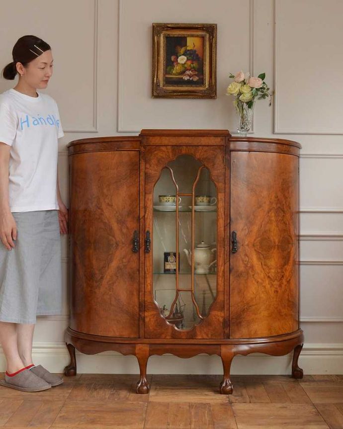 アンティークのキャビネット　アンティーク家具　イギリスから到着したアンティーク家具、木目の美しさが際立つウォルナット材のガラスキャビネット。英国アンティークが持つ最上級の美しさをお届けします上品な木目とガラス面に描かれた優雅な木の模様が英国のアンティークらしいガラスのキャビネット。(j-2280-f)