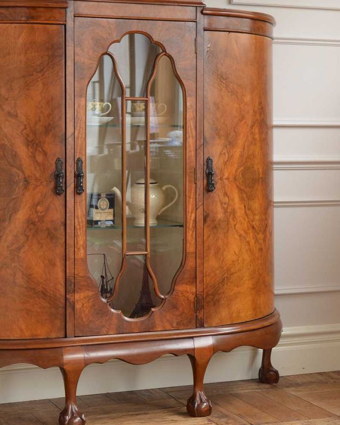 アンティークのキャビネット　アンティーク家具　イギリスから到着したアンティーク家具、木目の美しさが際立つウォルナット材のガラスキャビネット。優雅な曲線と美しい木目がコラボしたキャビネットガラス扉と板扉、両方が使われているディスプレイキャビネット。(j-2280-f)