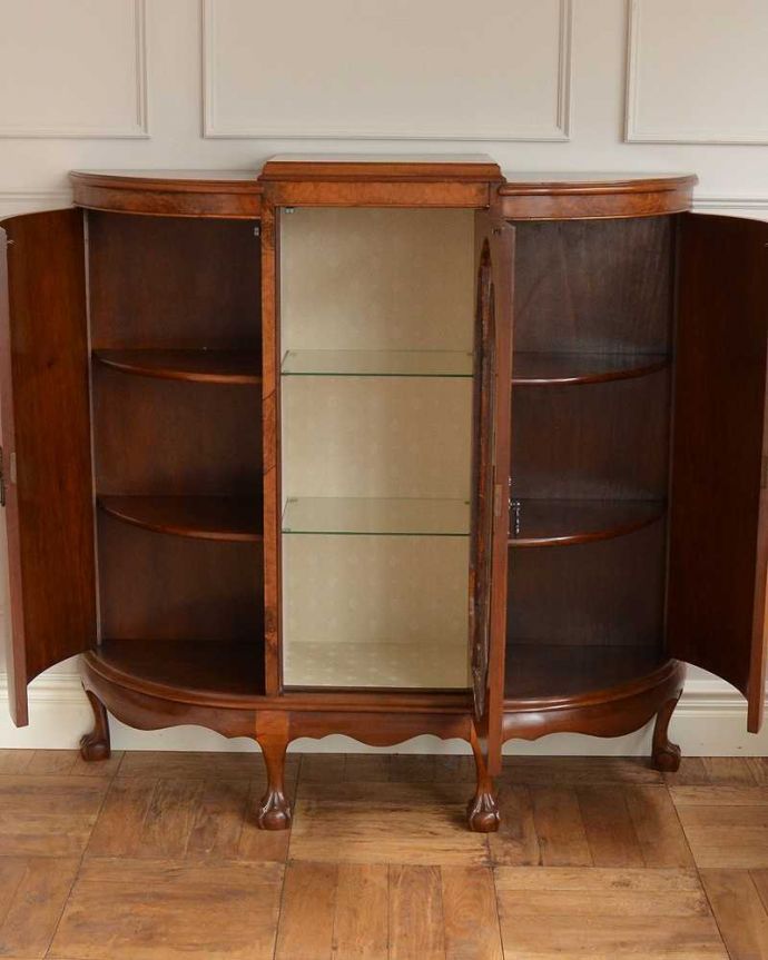 アンティークのキャビネット　アンティーク家具　イギリスから到着したアンティーク家具、木目の美しさが際立つウォルナット材のガラスキャビネット。外観だけじゃない内側の美しさ見た目はもちろんキャビネットの中も職人が最上級のキャビネットに似合うよう最高級の技術でキレイに仕上げました。(j-2280-f)