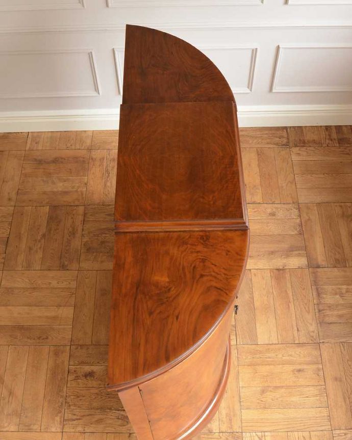 アンティークのキャビネット　アンティーク家具　イギリスから到着したアンティーク家具、木目の美しさが際立つウォルナット材のガラスキャビネット。上から見てもキレイです。(j-2280-f)