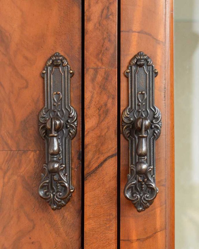 アンティークのキャビネット　アンティーク家具　イギリスから到着したアンティーク家具、木目の美しさが際立つウォルナット材のガラスキャビネット。高級感漂うアンティークの取っ手細かい部分まで最上級の家具らしく美しい。(j-2280-f)