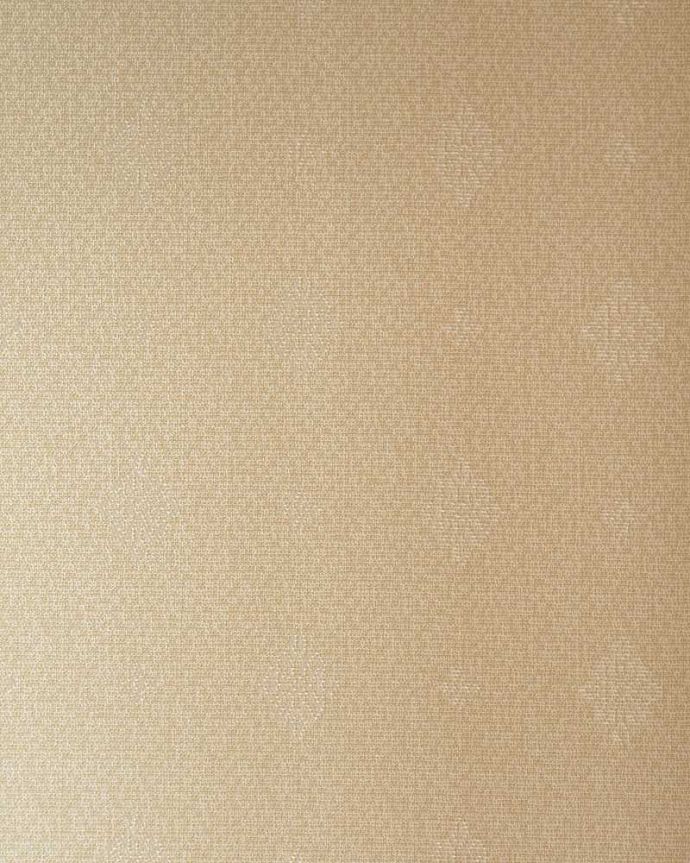 アンティークのキャビネット　アンティーク家具　イギリスから到着したアンティーク家具、木目の美しさが際立つウォルナット材のガラスキャビネット。新しく貼り替えました背板の生地は新しいものに貼り替えてあります。(j-2280-f)