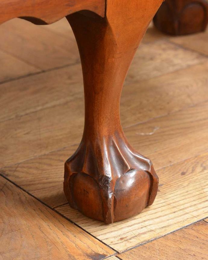 アンティークのキャビネット　アンティーク家具　イギリスから到着したアンティーク家具、木目の美しさが際立つウォルナット材のガラスキャビネット。女性１人でもラクに運べちゃうヒミツHandleのアンティークは、脚の裏にフェルトキーパーをお付けしているので、大きな家具でも床を滑らせれば女性でも簡単に移動することが出来ます。(j-2280-f)