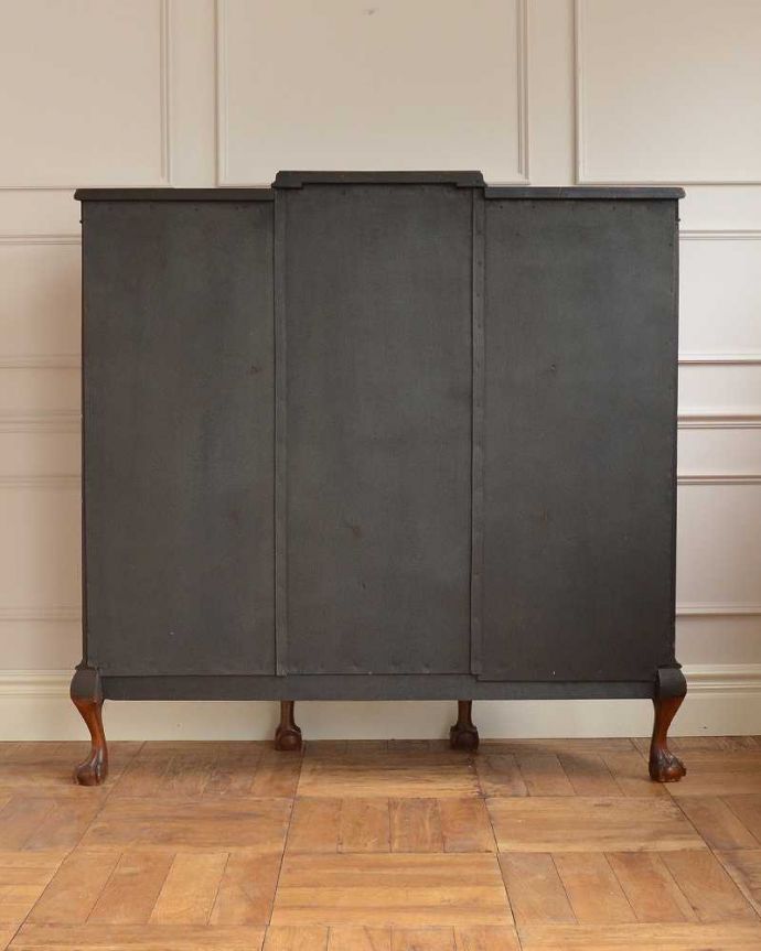 アンティークのキャビネット　アンティーク家具　イギリスから到着したアンティーク家具、木目の美しさが際立つウォルナット材のガラスキャビネット。後ろ姿もキレイなんですアンティークは新品ではないので、経年変化によるキズはありますが、専門の職人がキレイにお直しをしているので、後姿にも自信があります。(j-2280-f)