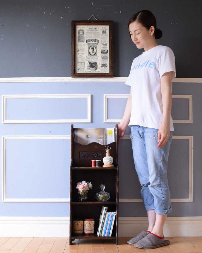 マガジンラック　アンティーク家具　英国スタイルのアンティーク家具、お花の彫刻が華やかな持ち手付きの木製マガジンラック。マガジンラックと本棚が一緒になった英国家具オープンタイプの本棚の上にマガジンラックが付いた便利なアンティーク家具。(j-2281-f)