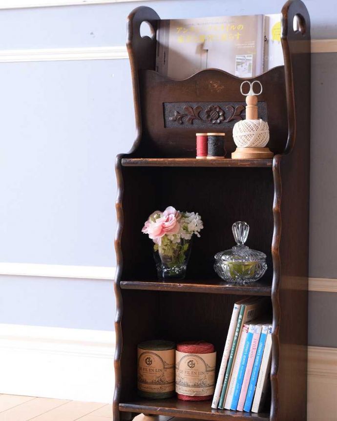 マガジンラック　アンティーク家具　英国スタイルのアンティーク家具、お花の彫刻が華やかな持ち手付きの木製マガジンラック。意外とたっぷり収納できるんです。(j-2281-f)