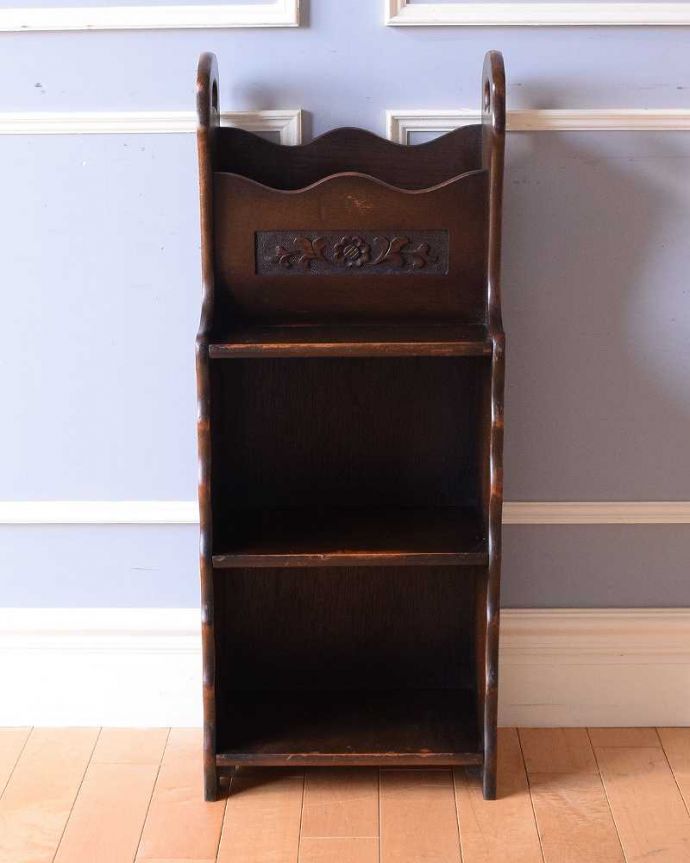 マガジンラック　アンティーク家具　英国スタイルのアンティーク家具、お花の彫刻が華やかな持ち手付きの木製マガジンラック。しっかり修復しました。(j-2281-f)