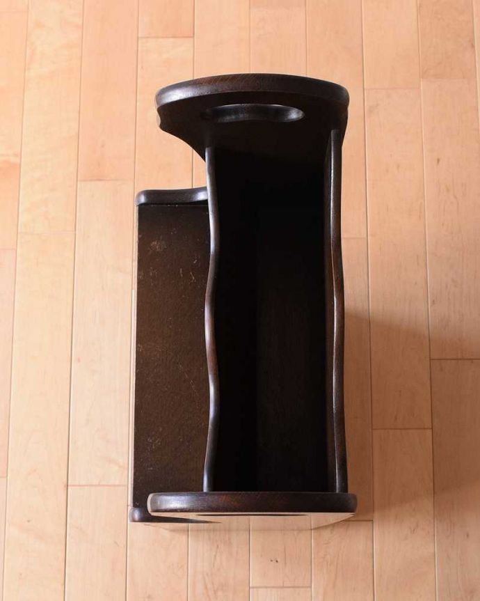 マガジンラック　アンティーク家具　英国スタイルのアンティーク家具、お花の彫刻が華やかな持ち手付きの木製マガジンラック。上から見るとこんな感じです。(j-2281-f)