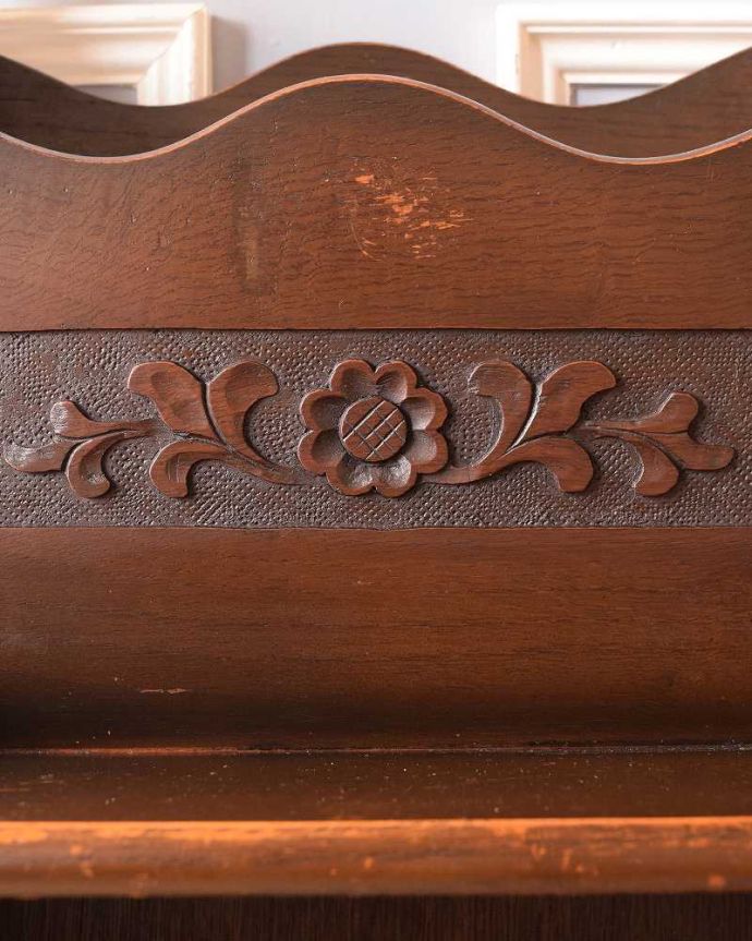 マガジンラック　アンティーク家具　英国スタイルのアンティーク家具、お花の彫刻が華やかな持ち手付きの木製マガジンラック。惚れ惚れしちゃう美しさこんなに堅い無垢材に一体どうやって彫ったんだろう？と不思議になるくらい細かい彫にうっとりです。(j-2281-f)