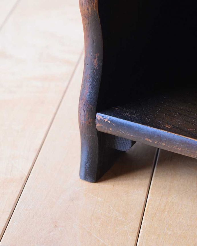 マガジンラック　アンティーク家具　英国スタイルのアンティーク家具、お花の彫刻が華やかな持ち手付きの木製マガジンラック。女性1人でラクラク運べちゃう仕掛けHandleのアンティークは、脚の裏にフェルトキーパーをお付けしています。(j-2281-f)