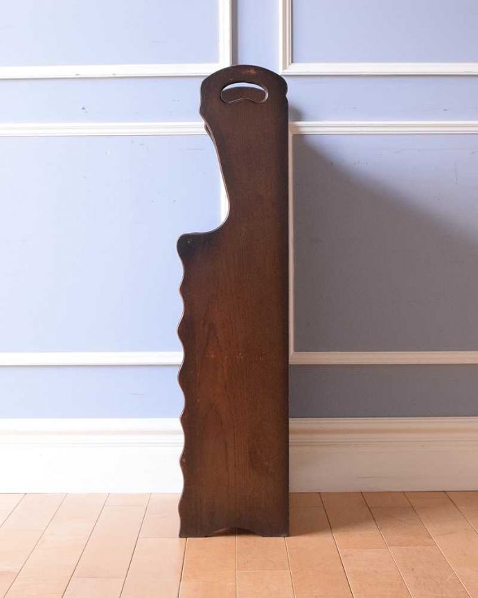 マガジンラック　アンティーク家具　英国スタイルのアンティーク家具、お花の彫刻が華やかな持ち手付きの木製マガジンラック。横から見ても素敵なんですしっかり修復してあるのでどんな場所に置いて見てもらってもカッコいいです。(j-2281-f)