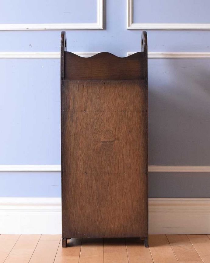 マガジンラック　アンティーク家具　英国スタイルのアンティーク家具、お花の彫刻が華やかな持ち手付きの木製マガジンラック。後ろ姿も見てください。(j-2281-f)