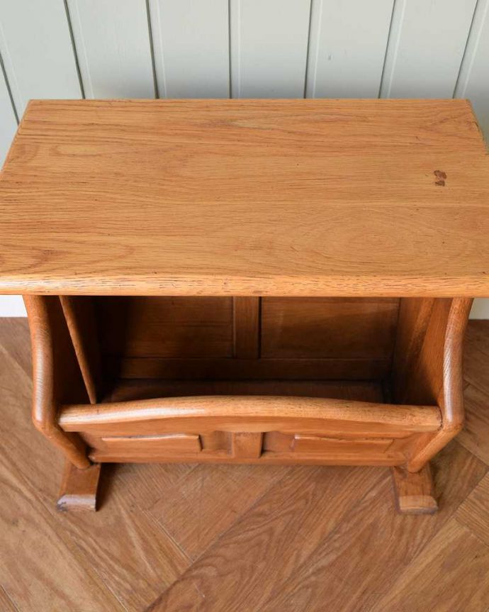 マガジンラック　アンティーク家具　サイドテーブルになる天板付きの便利なアンティークマガジンラック。雑誌を入れる部分もキレイに修復しましたアンティークは新品ではないので経年変化によるキズはありますが、専門の職人がキレイにお直ししました。(j-2282-f)