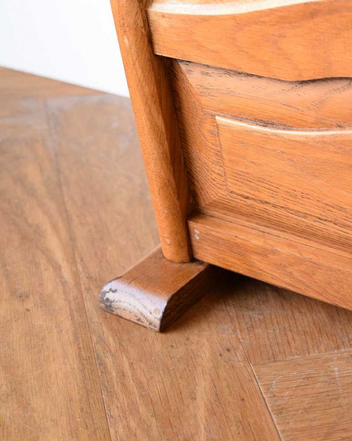 マガジンラック　アンティーク家具　サイドテーブルになる天板付きの便利なアンティークマガジンラック。持ち上げなくても移動ラクラクHandleのアンティーク家具の足の裏にはフェルトキーパーをお付けしています。(j-2282-f)