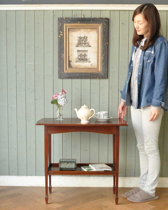 アンティークのオケージョナルテーブル