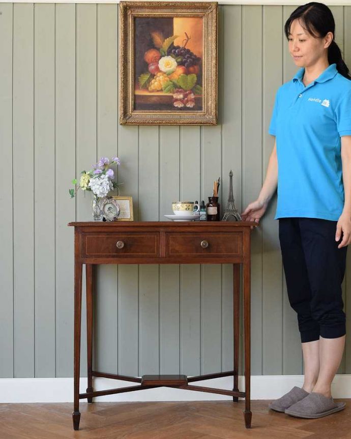 アンティークのデスク・書斎机　アンティーク家具　英国輸入のアンティーク家具、引き出し付きの素敵なホールテーブル（デスク）。優雅な雰囲気に包まれるエレガントなデスク気品が漂う大人のためのアンティークデスクは、置いてあるだけで優雅な雰囲気です。(j-2284-f)