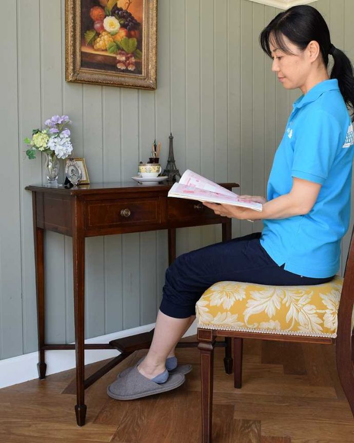 アンティークのデスク・書斎机　アンティーク家具　英国輸入のアンティーク家具、引き出し付きの素敵なホールテーブル（デスク）。自分だけのちょっと贅沢な時間大人のデスクに座るだけで自分だけの時間が作れるから、毎日がちょっとだけ贅沢になります。(j-2284-f)