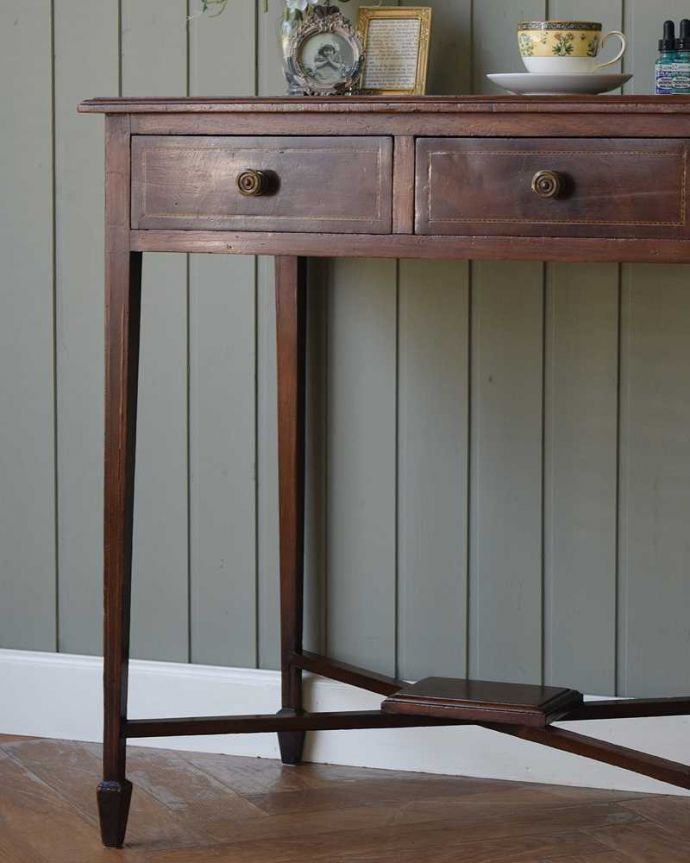 アンティークのデスク・書斎机　アンティーク家具　英国輸入のアンティーク家具、引き出し付きの素敵なホールテーブル（デスク）。アンティークらしい銘木の木目の美しさ本来、機能的に使われる家具デスクも、アンティークだと木目の美しさが楽しめる家具に。(j-2284-f)