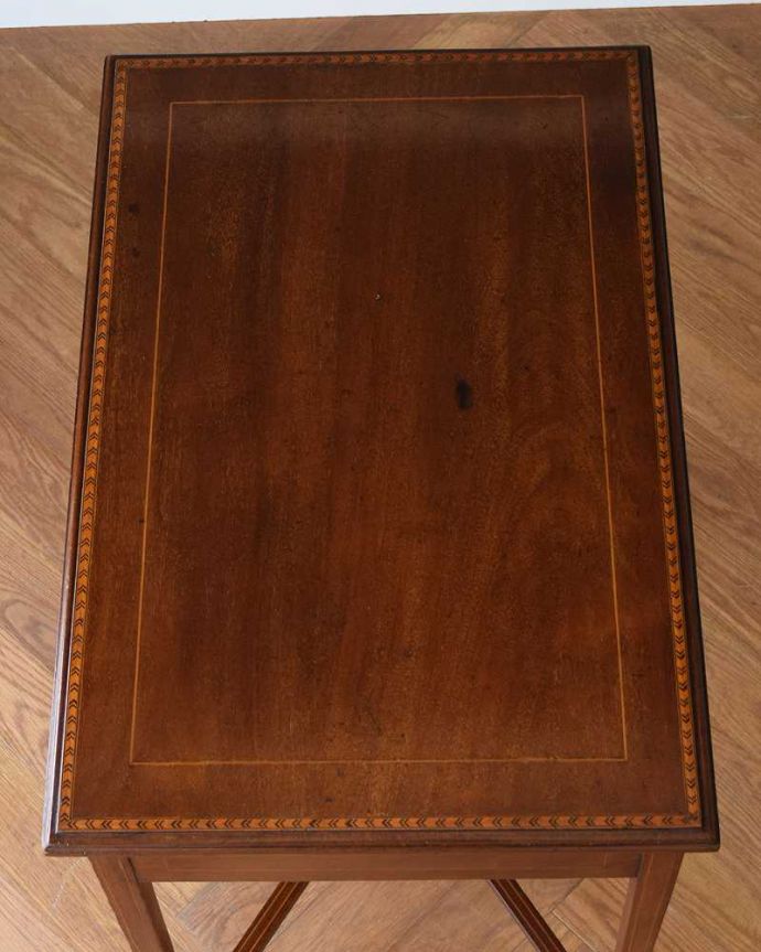 アンティークのデスク・書斎机　アンティーク家具　英国輸入のアンティーク家具、引き出し付きの素敵なホールテーブル（デスク）。天板もピカピカにお直ししました。(j-2284-f)