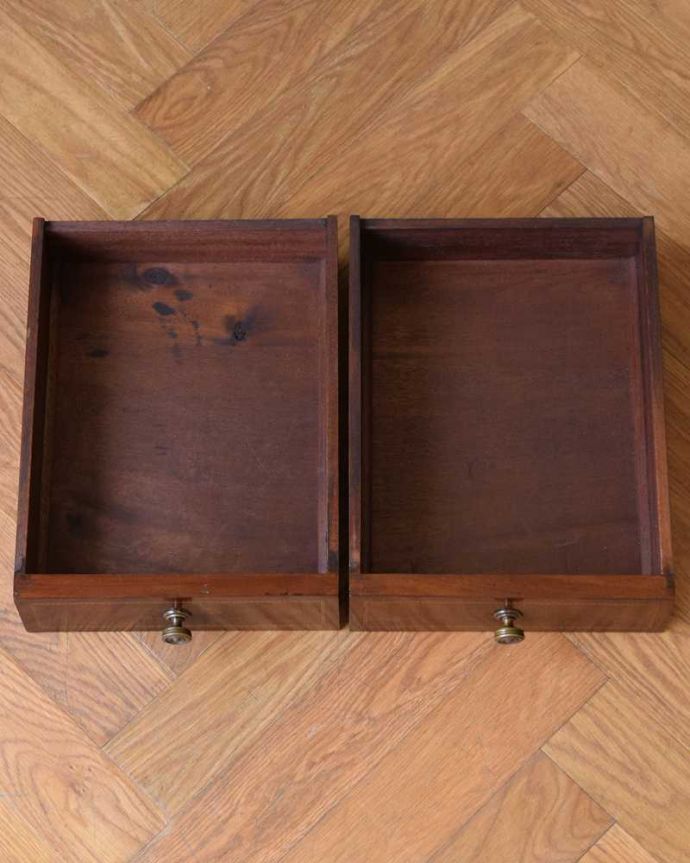 アンティークのデスク・書斎机　アンティーク家具　英国輸入のアンティーク家具、引き出し付きの素敵なホールテーブル（デスク）。引き出しの中もキレイに修復しました！もちろん引き出しの中も職人がキレイにお直しました。(j-2284-f)