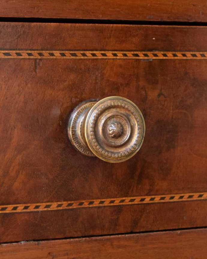 アンティークのデスク・書斎机　アンティーク家具　英国輸入のアンティーク家具、引き出し付きの素敵なホールテーブル（デスク）。アンティークらしい取っ手取っ手のデザインもアンティーク家具は美しいんです。(j-2284-f)