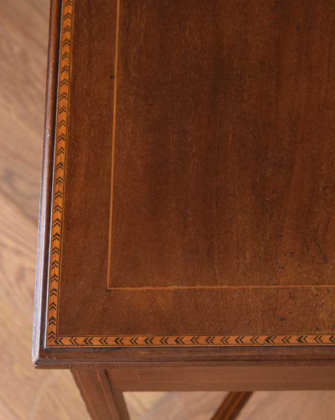 アンティークのデスク・書斎机　アンティーク家具　英国輸入のアンティーク家具、引き出し付きの素敵なホールテーブル（デスク）。天板を近くから見ると･･･デスクは天板を使う家具なので、キレイにお直ししました。(j-2284-f)