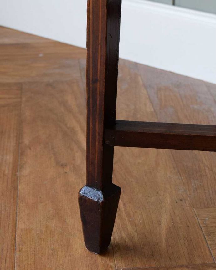 アンティークのデスク・書斎机　アンティーク家具　英国輸入のアンティーク家具、引き出し付きの素敵なホールテーブル（デスク）。女性1人でラクラク運べちゃう仕掛けHandleのアンティークは、脚の裏にフェルトキーパーをお付けしています。(j-2284-f)